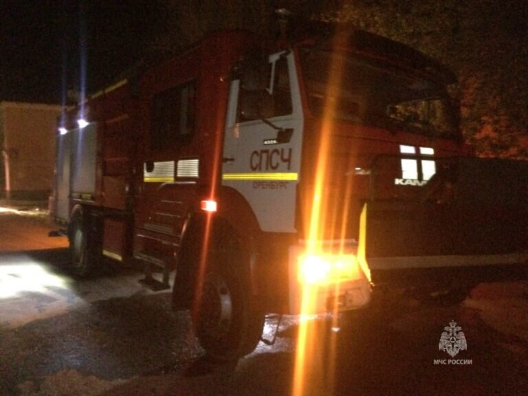    В Оренбурге на Соболевой горе ночью сгорели три жилых дома Белов Михаил Александрович