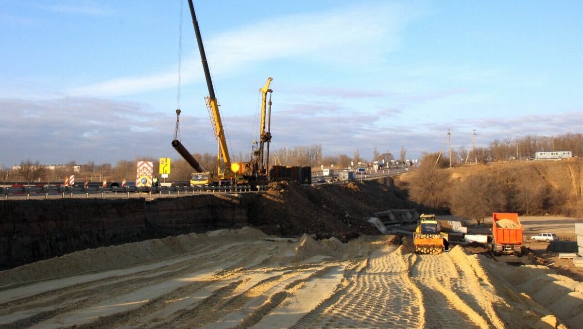     В Ростове рабочие приступили к активной фазе строительства Западной хорды, об этом сообщили в пресс-службе Минтранспорта Ростовской области.