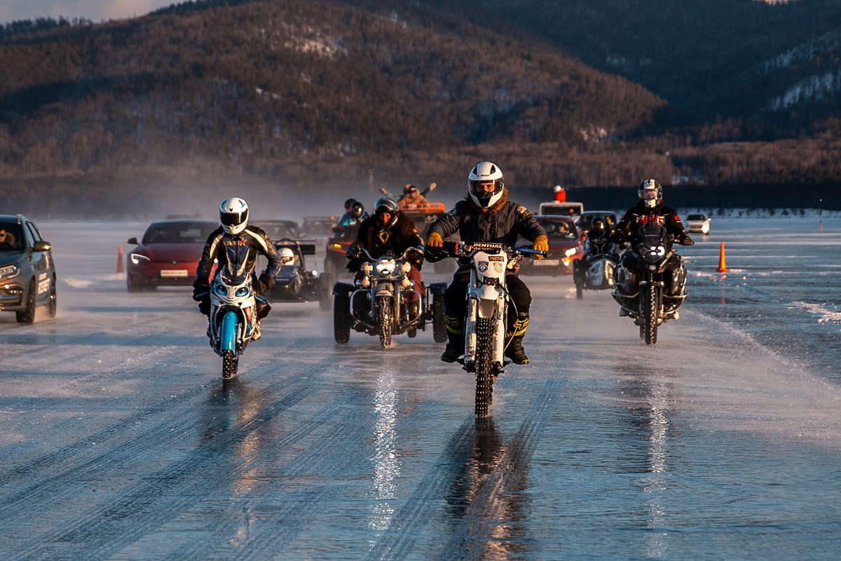 Сотрудник ИИИТ РУДН Марк Дьяченко на электромотоцикле
