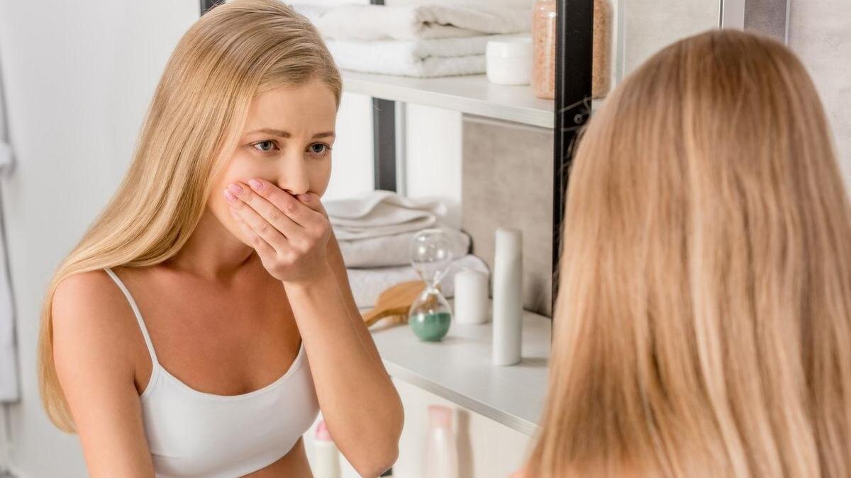    Девушка прикрывает рот:Depositphotos