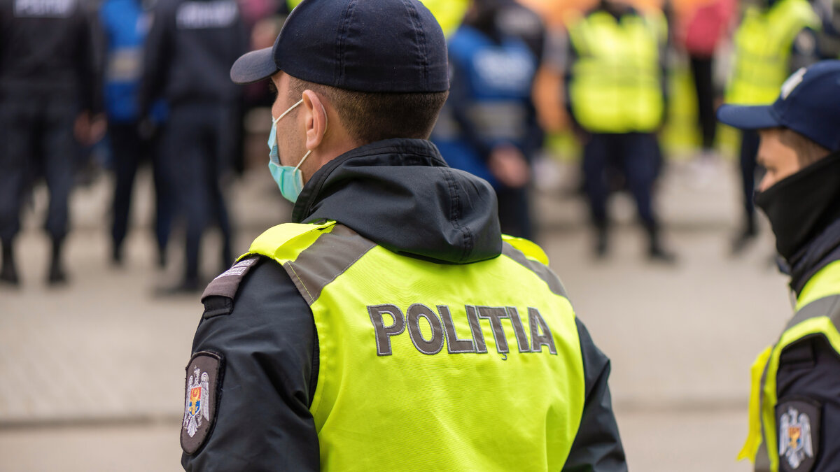 <a href="https://ru.freepik.com/free-photo/policeman-and-people-protesting-for-snap-elections-in-front-of-constitutional-court-building_14996517.htm#query=%D0%BF%D0%BE%D0%BB%D0%B8%D1%86%D0%B5%D0%B9%D1%81%D0%BA%D0%B8%D0%B5&position=18&from_view=search&track=sph">Изображение от frimufilms</a> на Freepik