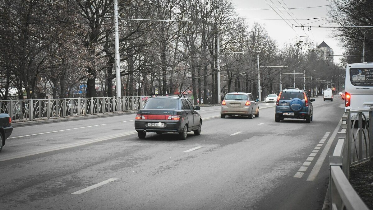     Жители Находки рассказывают о дорожной опасности, которая поджидает автомобилистов на Сучанском мосту. По словам очевидцев, «Лэнд Крузер» стал первой жертвой на этой дороге.