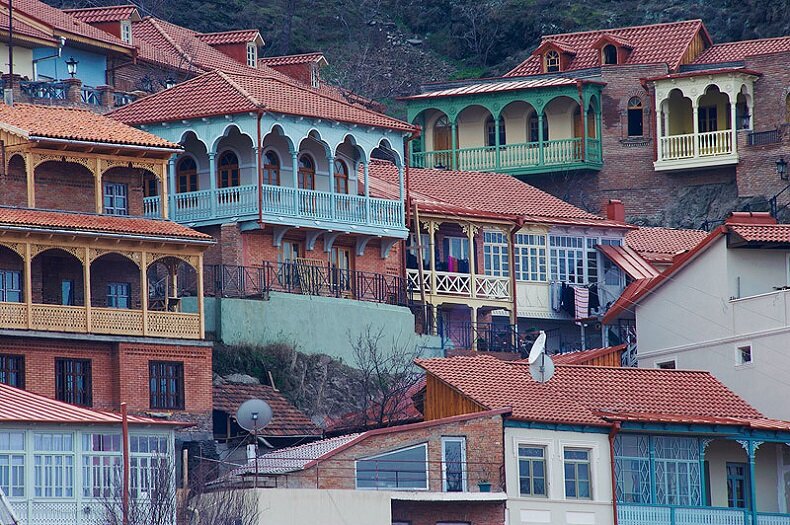 Отреставрированные, нарядные балкончики и шушабанды старого города. Но выглядят они так далеко не везде.