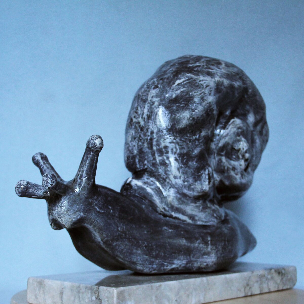 Скульптура «Helix masculum», скульптор - Петр Лизунов, 42x26x33 см. Литьевой мрамор, файбергласс, патина, постамент — итальянский мрамор. 