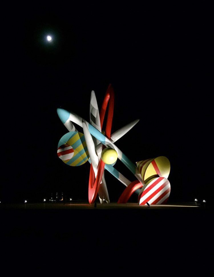 Один из проектов «Лаборатории света» — освещение скульптуры «Юла» в парке «Таврида» в Крыму (г. Судак). Авторы: Роман Ермаков, Тимур Байгузин, Валерия Андреева, Алексей Смирнов, Ирина Михейшина, Валерия Подакова, Мария Харченко, Дарья Сетевинец в коллаборации с «Механические Деревянные Шестеренки» и Чеславом Швайковым.