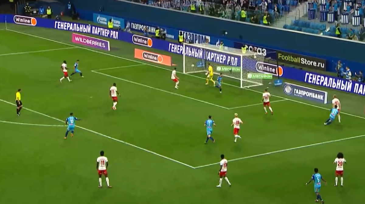 Решающий момент золотого матча: Иван Сергеев отправляет мяч в ворота Александра Селихова. Фото: Матч ТВ