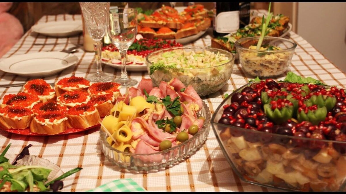      Новогодний стол