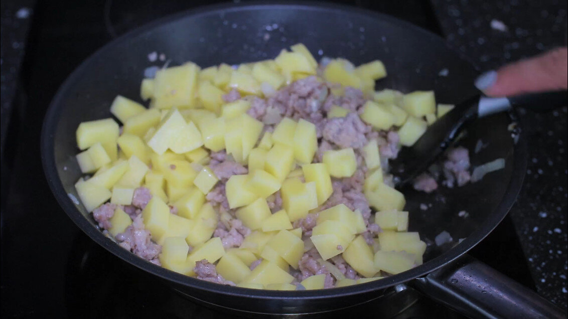 Мини-курники с курицей и картошкой из слоёного теста: рецепт - Лайфхакер