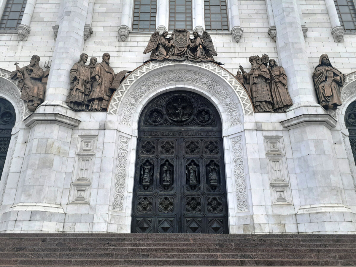 стены украшены барельефами