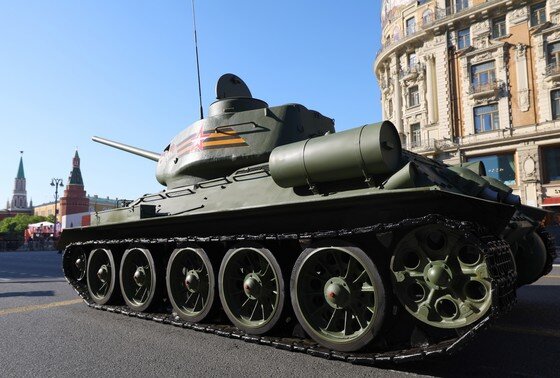    Танк Т-34 по пути на парад Победы на Красной площади