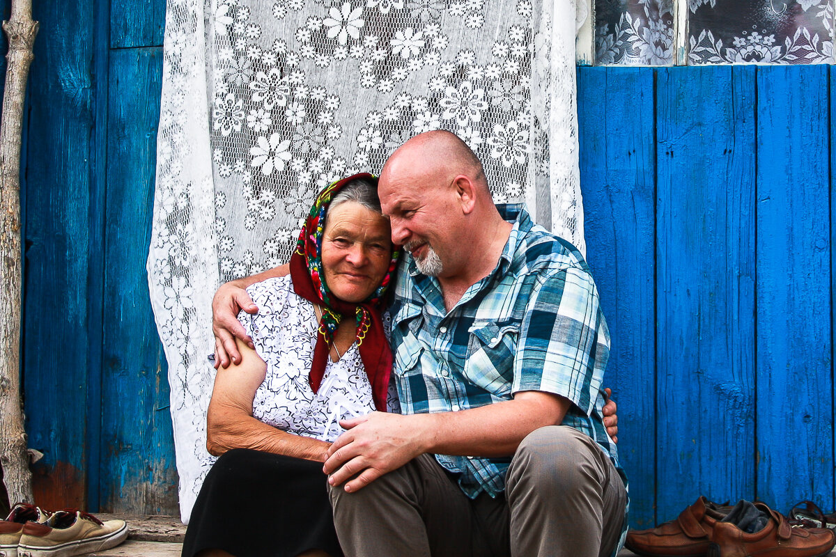 Здесь мы на крыльце дома, в котором жила тогда тётя Валя, в день, когда ей исполнилось 80 лет.