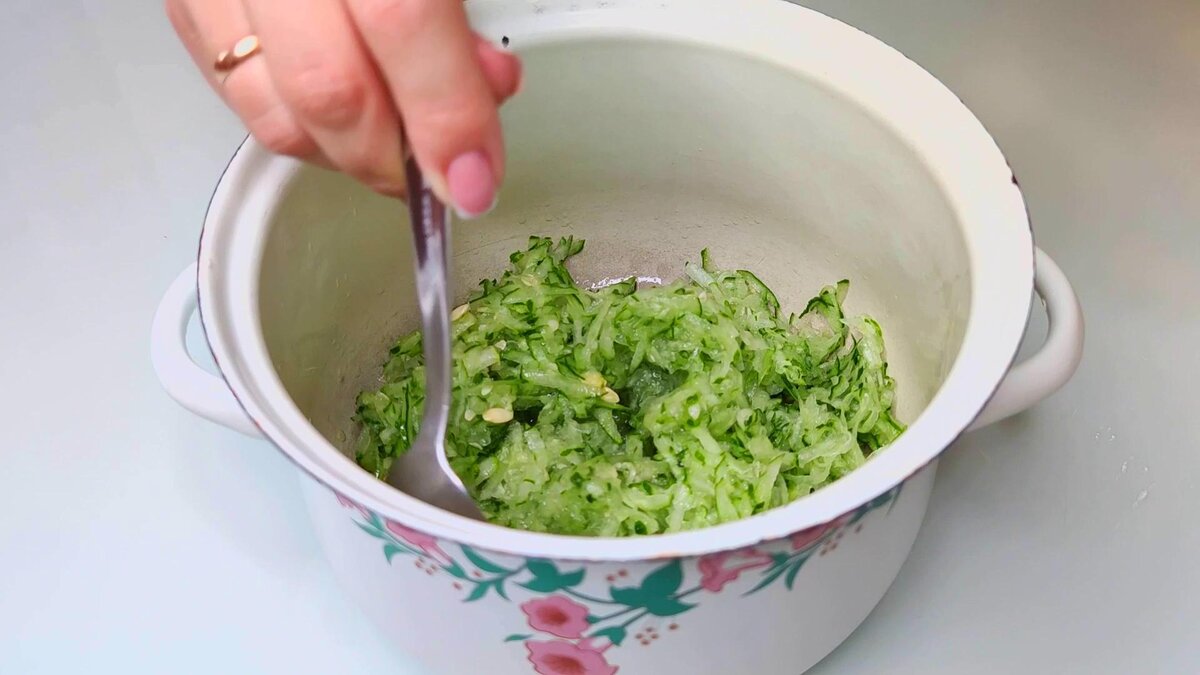 Ни мяса, ни колбасы не кладу, а выходит вкуснее гораздо. Готовлю вместо окрошки за 10 минут Ни мяса, ни колбасы не кладу, а выходит вкуснее гораздо. Готовлю вместо окрошки за 10 минут