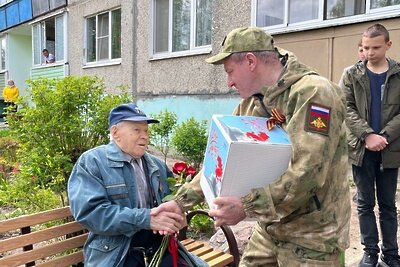    В День Победы к ветерану Великой Отечественной войны Михаилу Щеголихину приехали гости ©