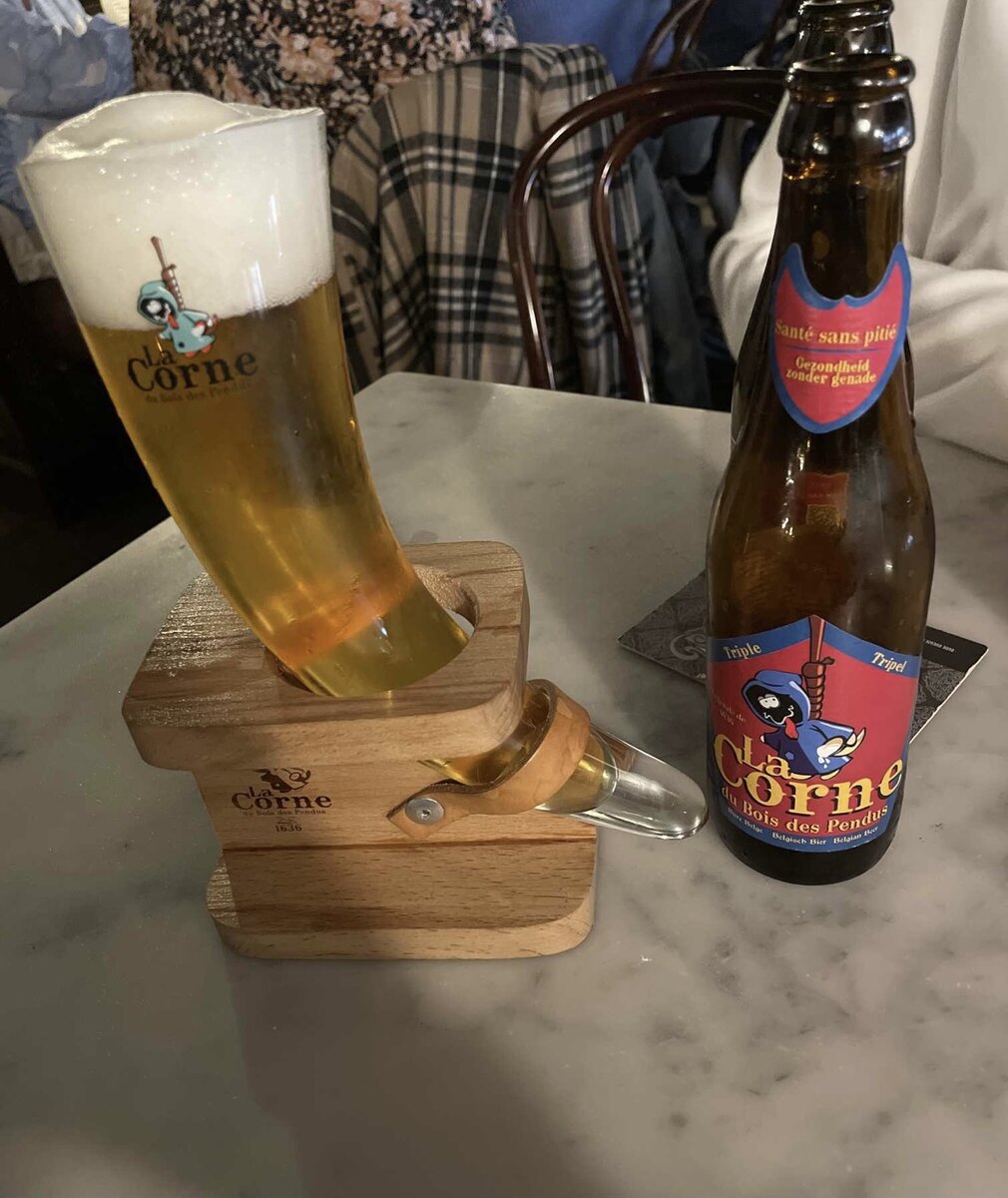 На фото Ля Корн Трипл - сорт, который почти невозможно встретить в банке, он разливается в бутылки объёмом 0,33 и 1,5 литра - уникальная история у бренда и хорошо проработана подача - сейчас говорю о бокале в форме рога - сам по себе ассортимент пивоварни довольно простой, я бы выделил только Квадрюпель - он самый вкусный, но, в целом, вся линейка достойна внимания 