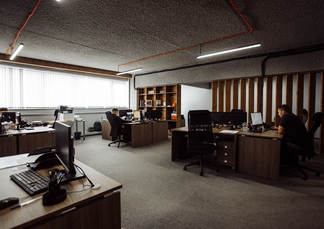 Пример акустической отделки офиса. Акустическое напыление Acospray снижает фоновый шум и гулкость. 