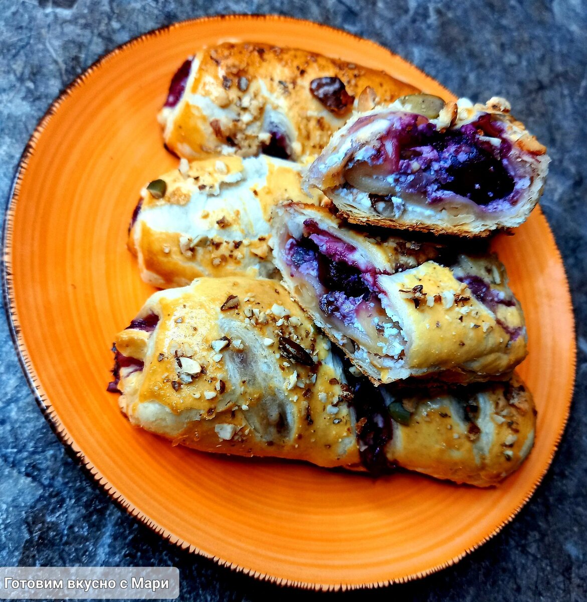 Слойки с творогом и вишней