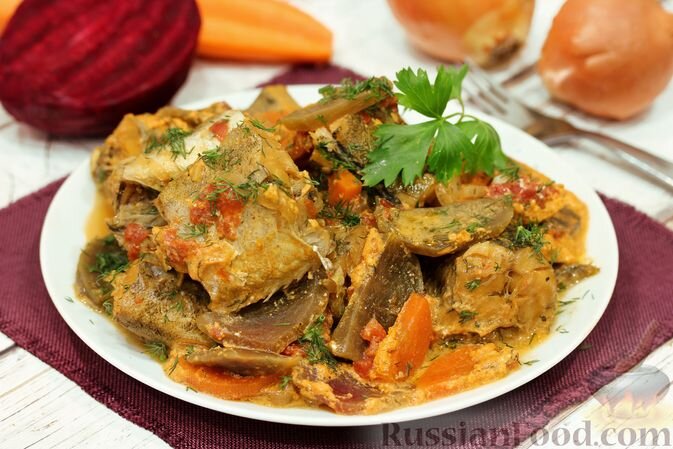 минтай (или хек), лук репчатый, морковь, свёкла, помидоры консервированные в собственном соку, сметана, зелень укропа, масло растительное, соль, перец чёрный молотый