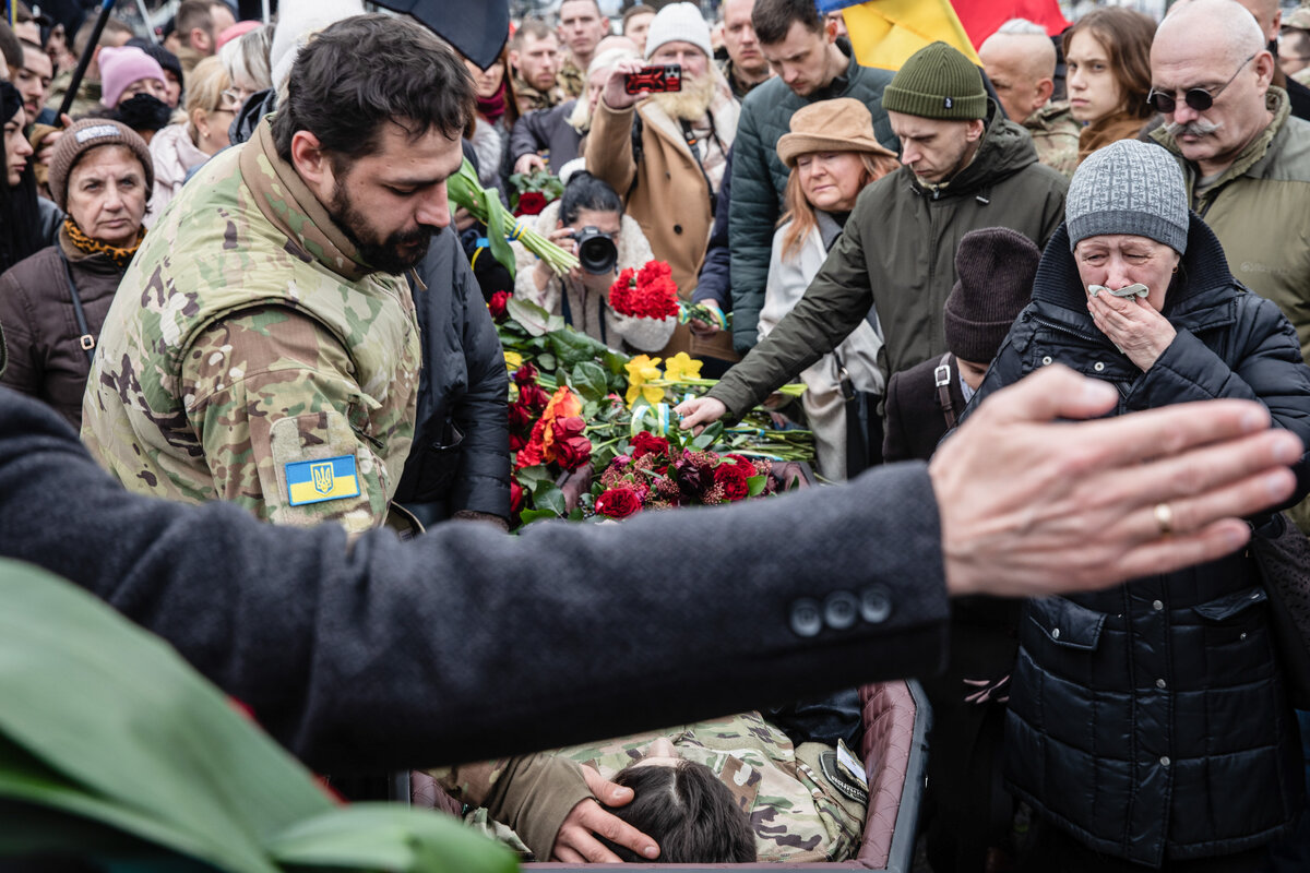 Сырский генерал всу. Раненый тысяча. Украинские военные. Украинцы с оружием. Массовые захоронения на украине.