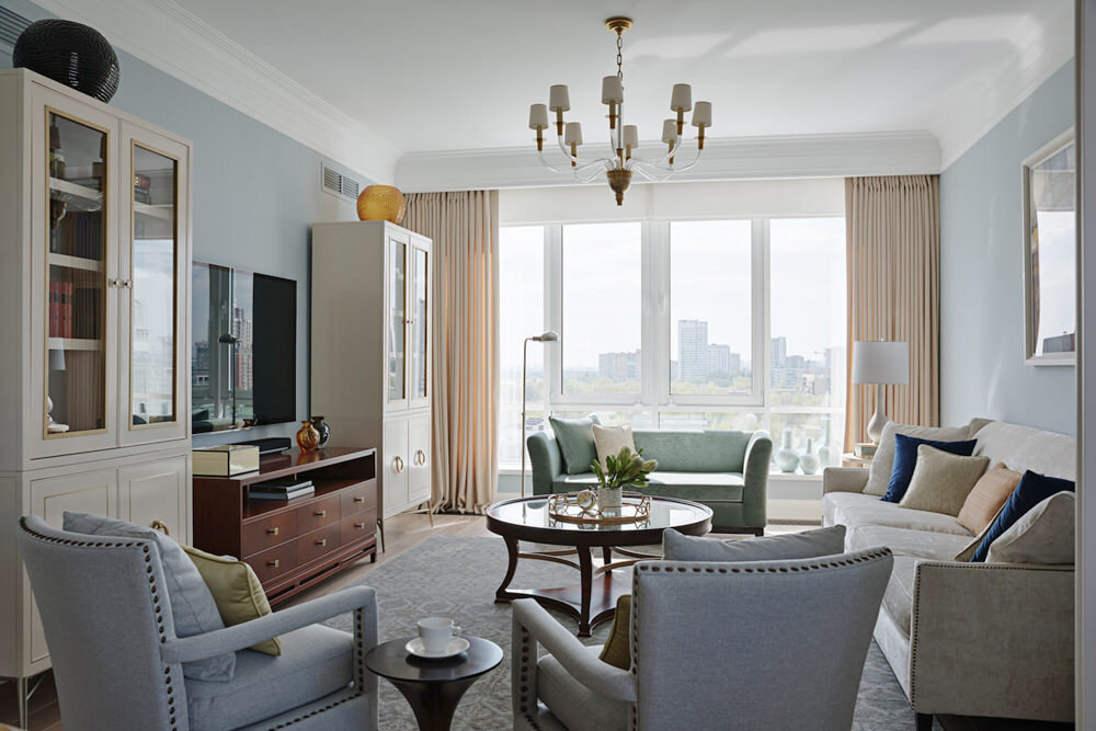 Вид на гостиную по дизайну Марии Мироненко и Marion Studio. Диван, Bernhardt. Люстра, Visual Comfort. Столик, Arteriors Home. Шкафы от Bernhardt были переделаны в столярной мастерской Луиса Санчеса; теперь вместо глухих фасадов — стеклянные витрины.