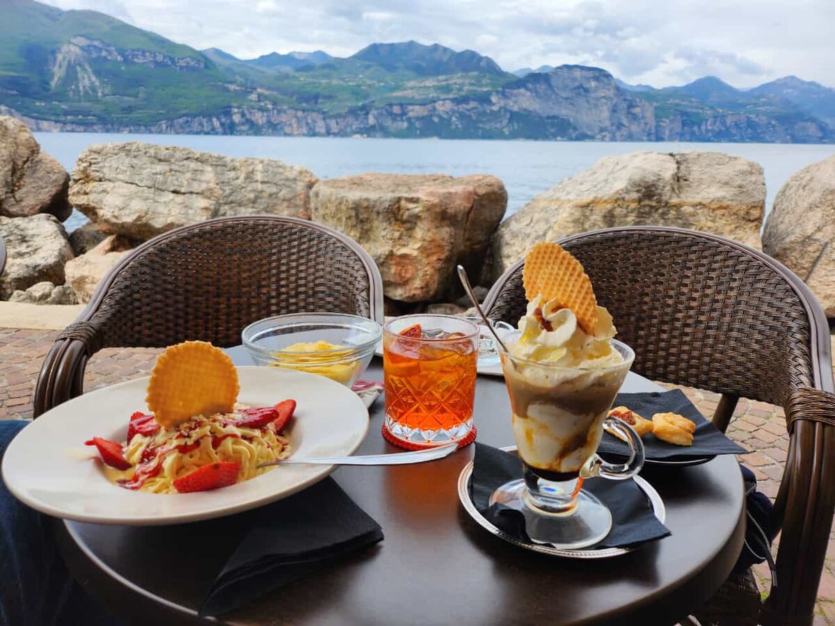 Завтрак моей одноклассницы на итальянском озере Гарда. Красиво, правда?