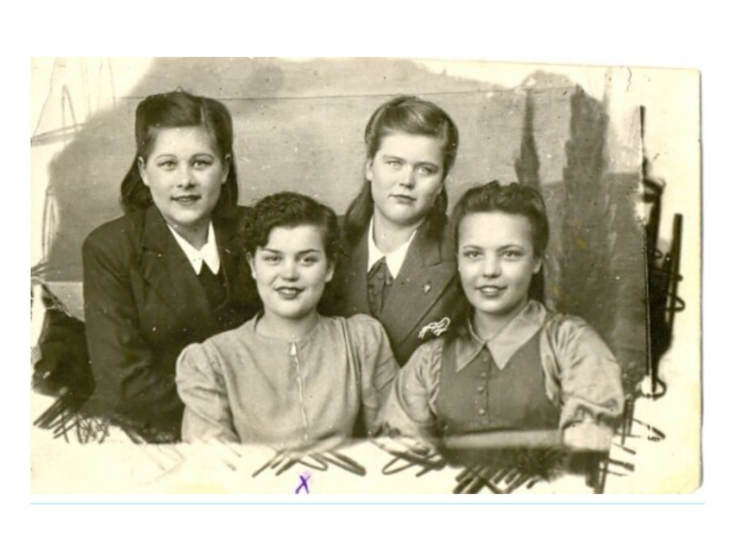 Семья 40х годов. Довоенные семейные портреты. Семейные советские снимки. Фотокарточки довоенные.