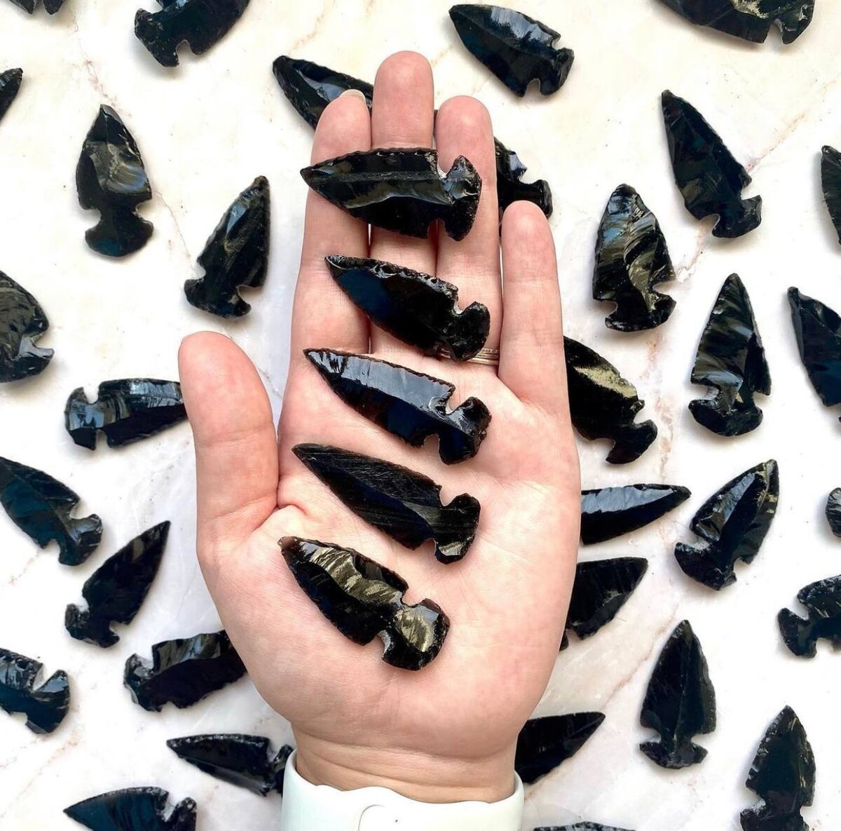 Наконечники стрел из черного обсидиана. "Драконье стекло" из Игры Престолов :)