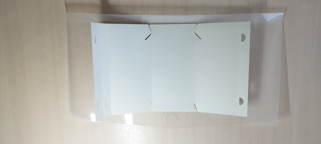 Остался у меня кусок пластиковой коробки, от картины по номерам, его и используем для изготовления корпуса. Сначала обвожу маркером шаблон., заводской корпус ловушки.