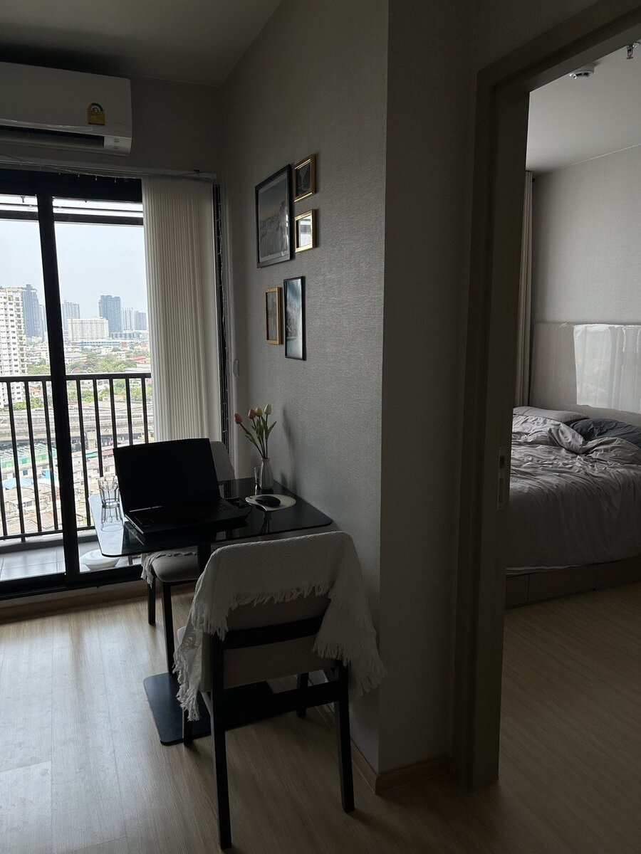 Обеденный стол и кабинет мужа.