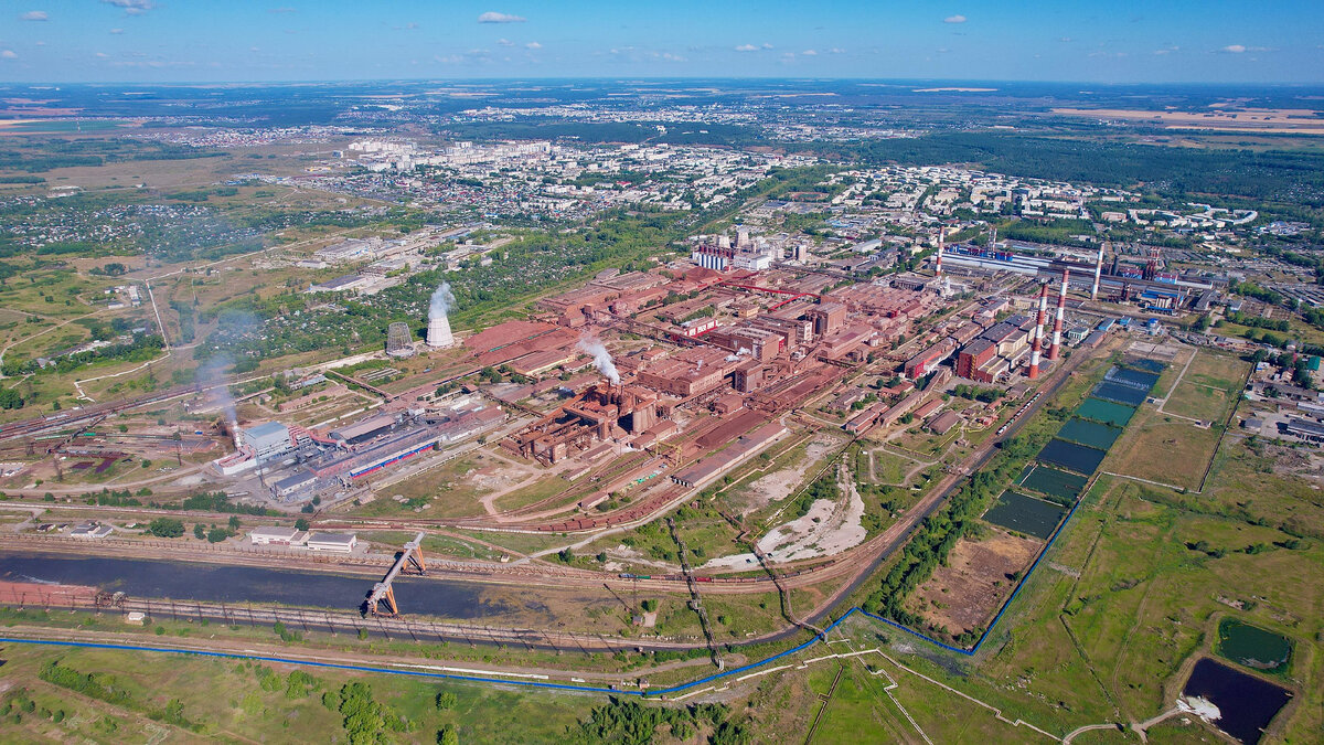 © Vyacheslav Bukharov / CC BY-SA 4.0 (Уральский алюминиевый завод в 2022 г. УАЗ был основан в сентябре 1939 г. В свое время являлся одним из крупнейших предприятий алюминиевой промышленности СССР. Производство алюминия было прекращено в 2013 г. с консервацией электролизного цеха. Сегодня предприятие производит глинозем металлургический и глинозем неметаллургический, а также гидроксид алюминия) 