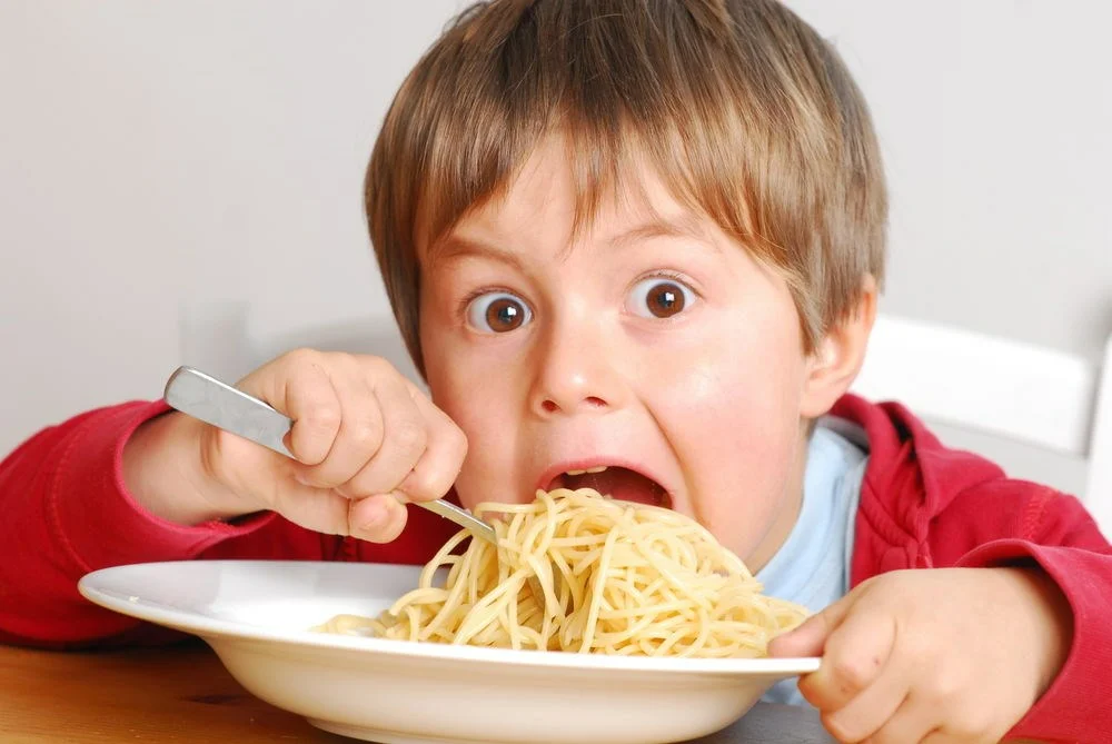 Лицо голода. Мальчик ест макароны. Еда для детей. Ребенок кушает. Кушать.
