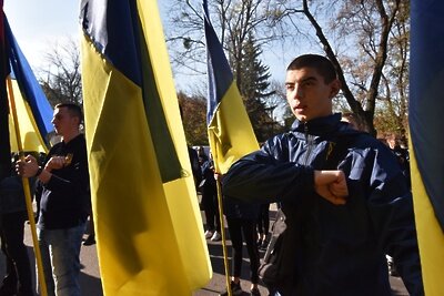    Участники акции протеста националистов во Львове, выступающие против примирения в Донбассе. ©Стрингер РИА Новости