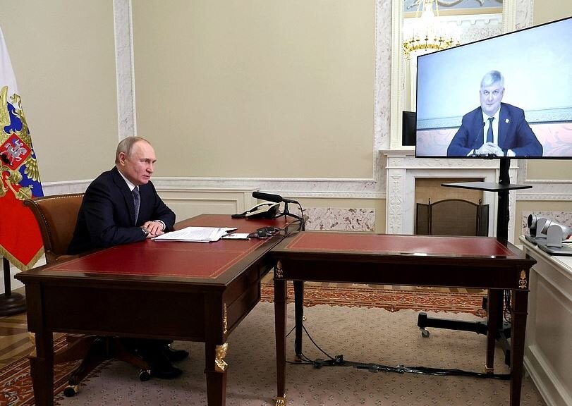 Путин проводит встречу с губернатором Воронежской области Александром Гусевым (иллюстрация – фото kremlin.ru)