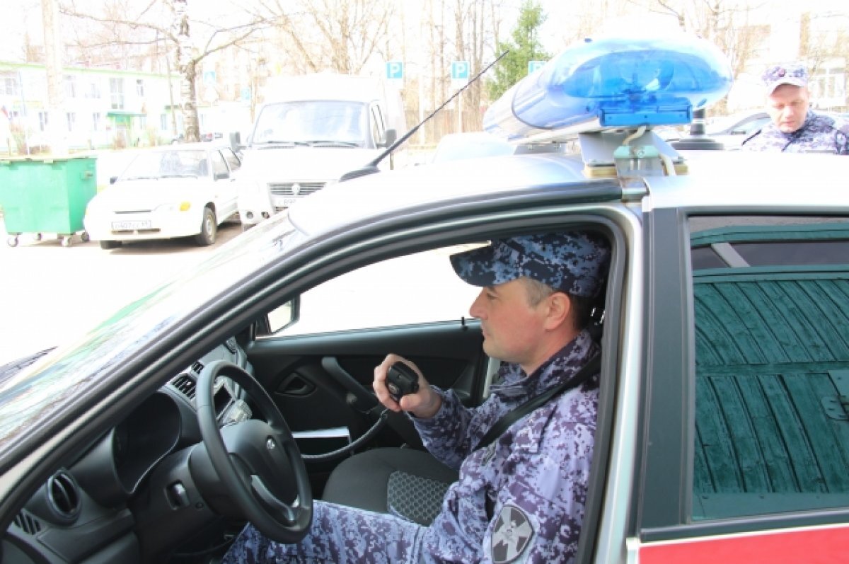    В Твери пьяная женщина бутылкой разбила припаркованный автомобиль
