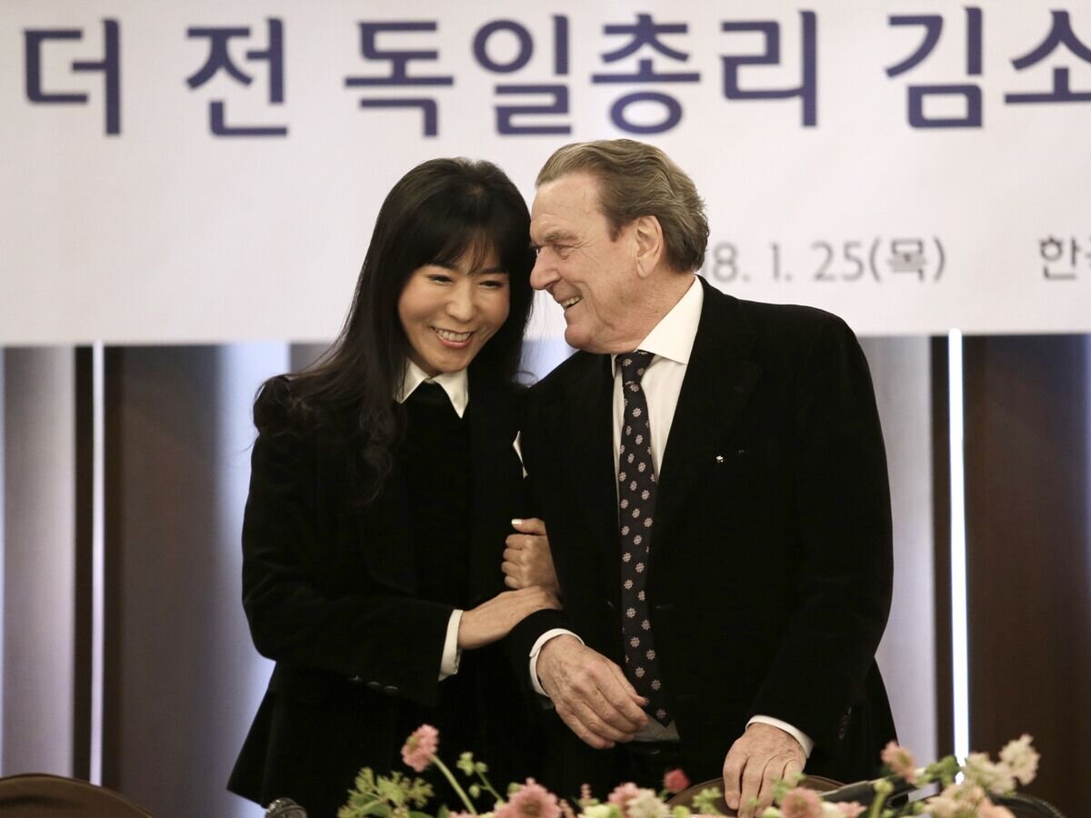     Экс-канцлер ФРГ Герхард Шредер с избанницей Ким Со Ён© AP Photo / Ahn Young-joon