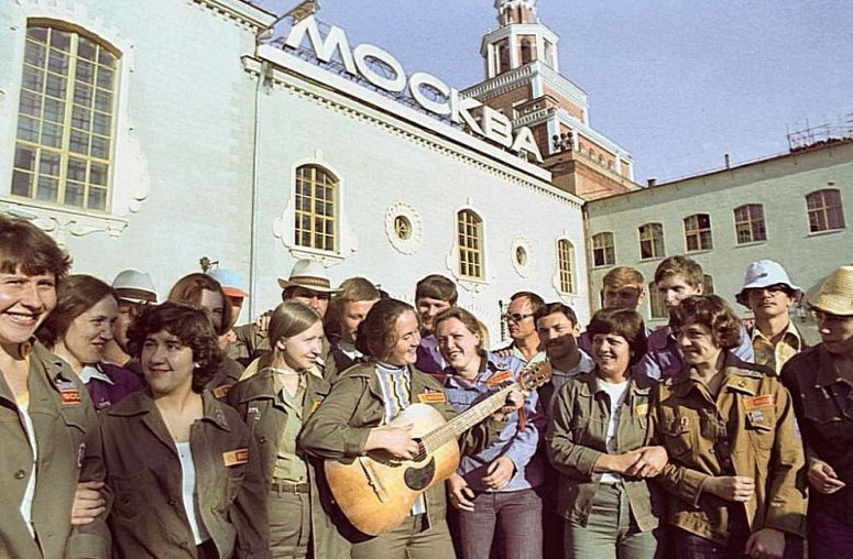 Традиции передаются из поколения в поколение. Голодное военное прошлое научило советских людей бережно относиться не только к вещам, но и к близким людям.-10