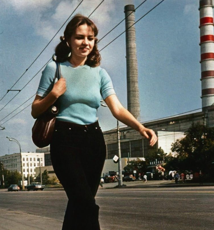 Традиции передаются из поколения в поколение. Голодное военное прошлое научило советских людей бережно относиться не только к вещам, но и к близким людям.-14