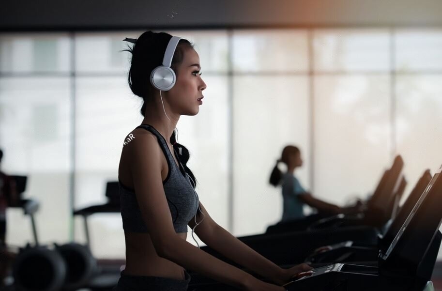Источник фото: https://www.shutterstock.com/image-photo/attractive-young-asian-woman-headphones-on-2261982543
