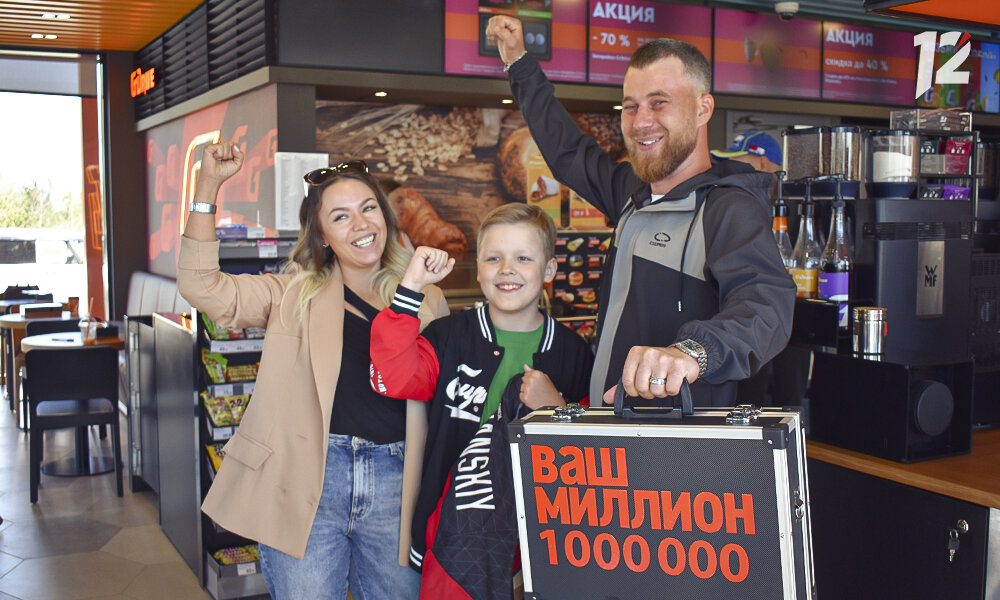 Роман и его жена Марина давно хотели построить большой дом, где смогут жить вместе с сыном Данилом.