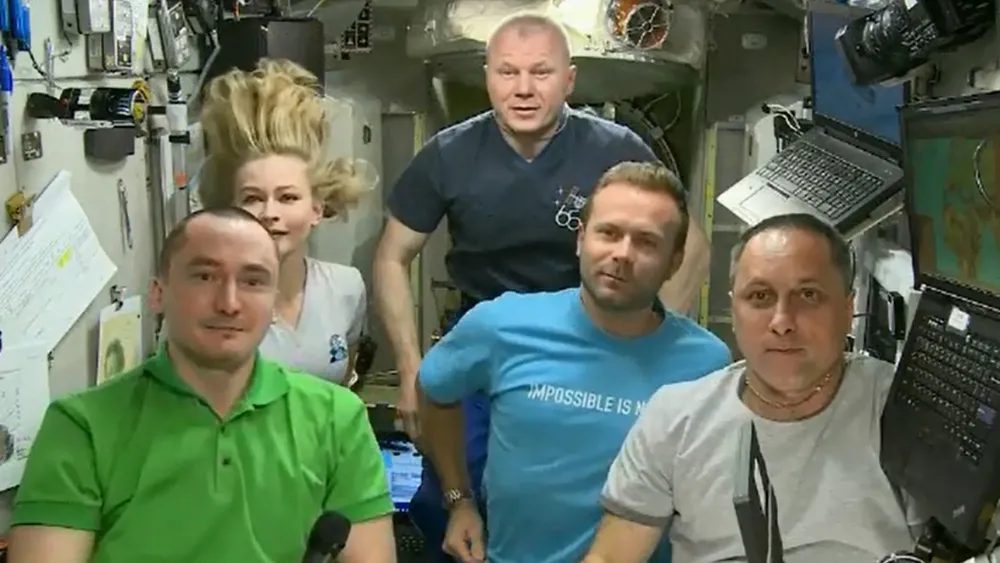 Юлия пересильд фильм в космосе. Юлия пересильд 2021 космос. Роскосмос где снимали вызов. Юлия пересильд и клим шипенко в космосе. Актриса юлия пересильд антон шкаплеров клим.