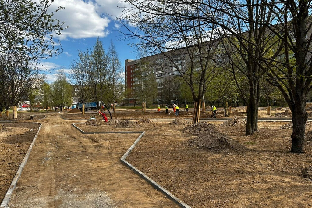    Подготовлено основание под асфальт, установлен бордюр, продолжается устройство песчаного основания под газоны и плитку на будущих дорожках