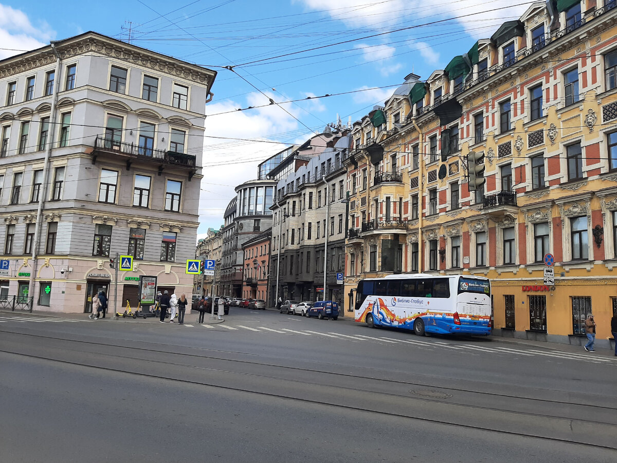 полукругом выступающий эркер и есть гостиница Амбасадор