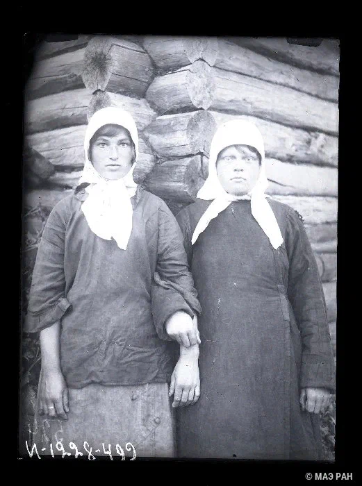Беликов А.А. Рязанские девушки, прибывшие на торфоразработки. Русские. Россия, Ленинградская область, Кировский р-он, с. Синявино. 1926