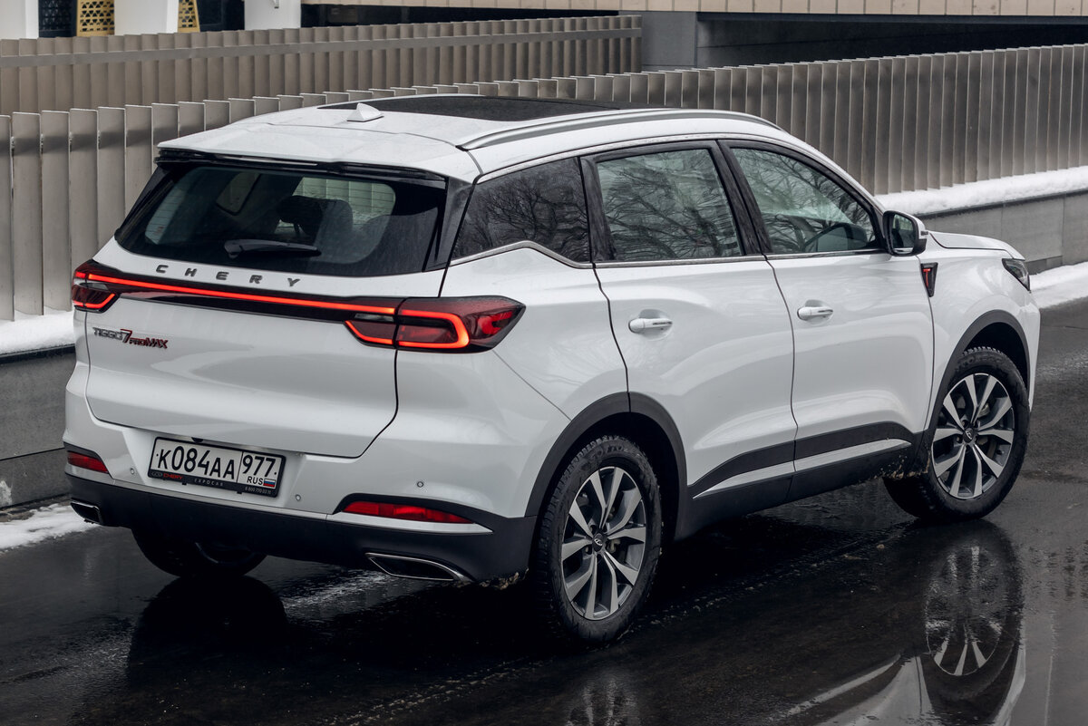    Сзади значок Chery в разрыве полосы габаритного света у обычного Tiggo 7 Pro заменили на цельную нить с названием марки над ней   
Вячеслав Крылов