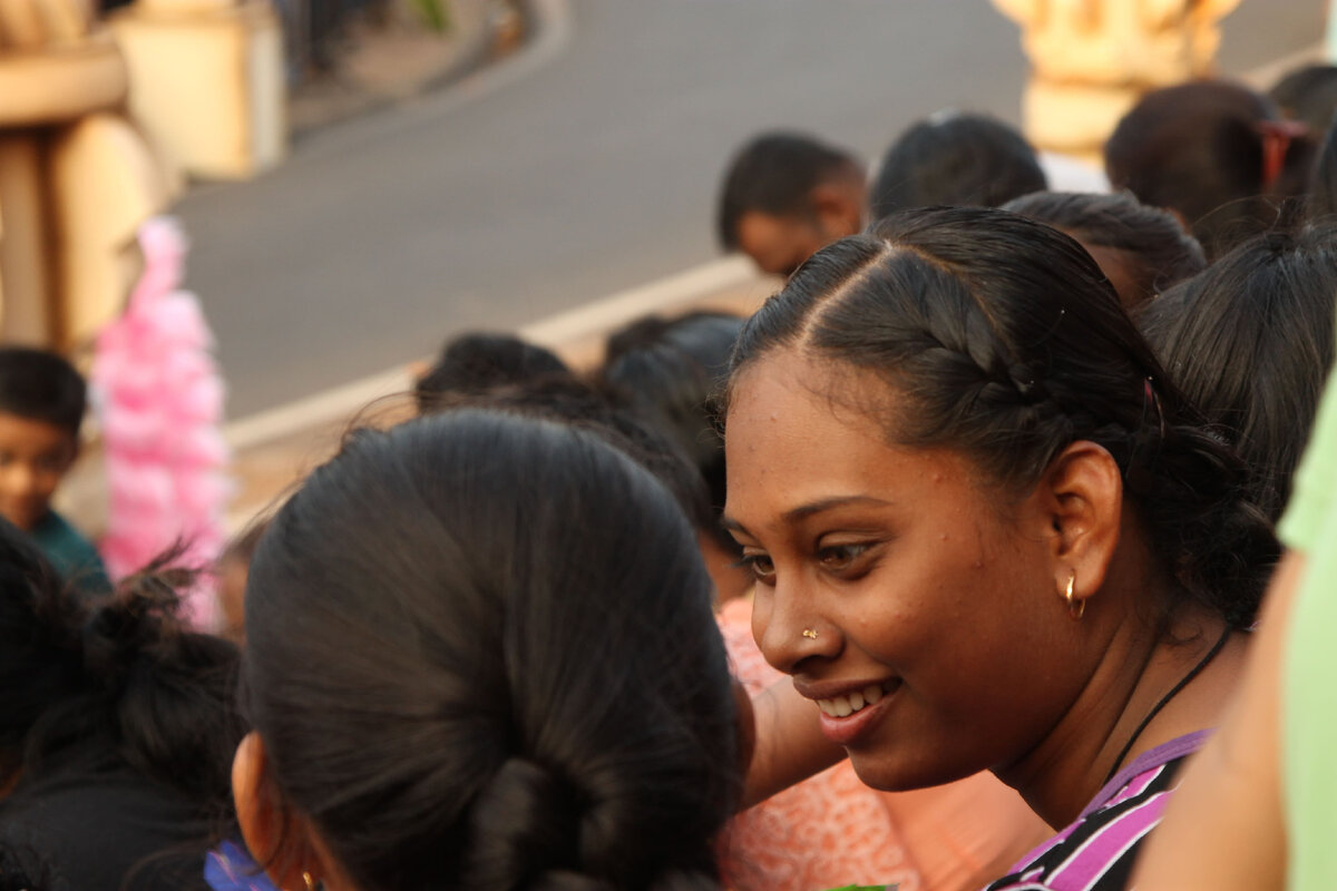 Что-то интересное слушает