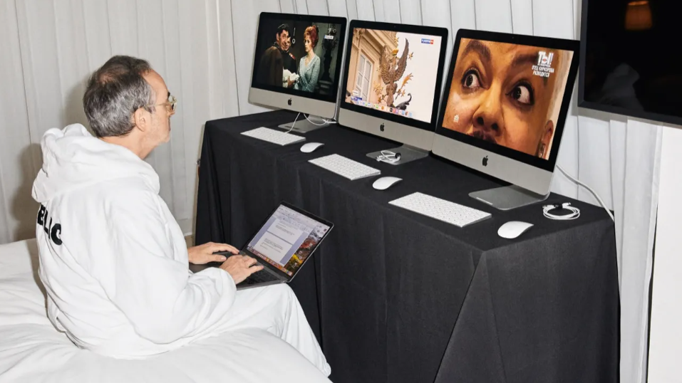 В течение пяти дней писатель Гари Штейнгарт просматривал программы трёх российских государственных вещателей - задача не из лёгких © Jeremy Liebman