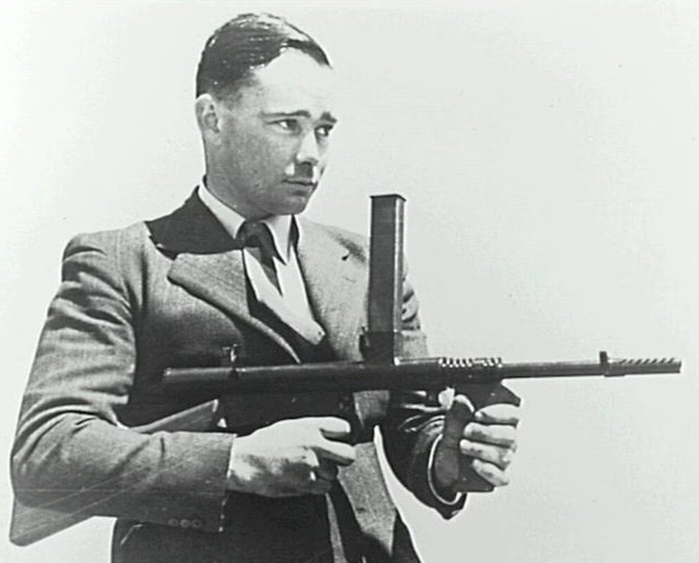 Эвелин Оуэн со своим пистолетом-пулеметом.