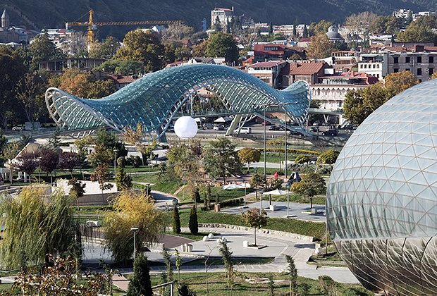 Одна из центральных улиц грузинской столицы
Фото: Ted Arts / Shutterstock / Fotodom