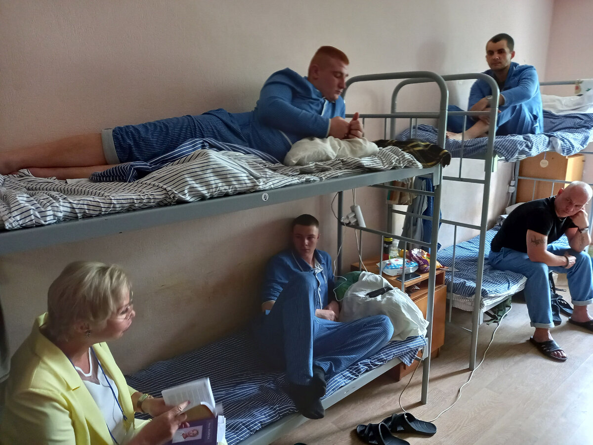 Нина Попова  читает в палате раненым