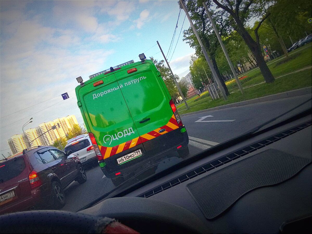 Перед ним никого. И он абсолютно исправен, но едет 30 -40км в час. Так и хочется обогнать его справа! Так как слева стремительный поток, в который сунутся нереально.