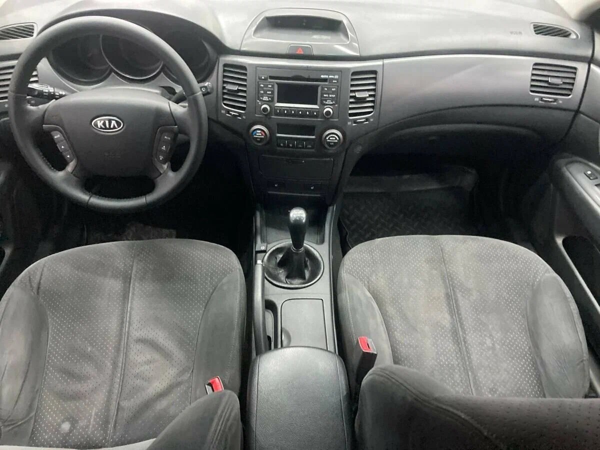 Салон качеством материалов не балует.